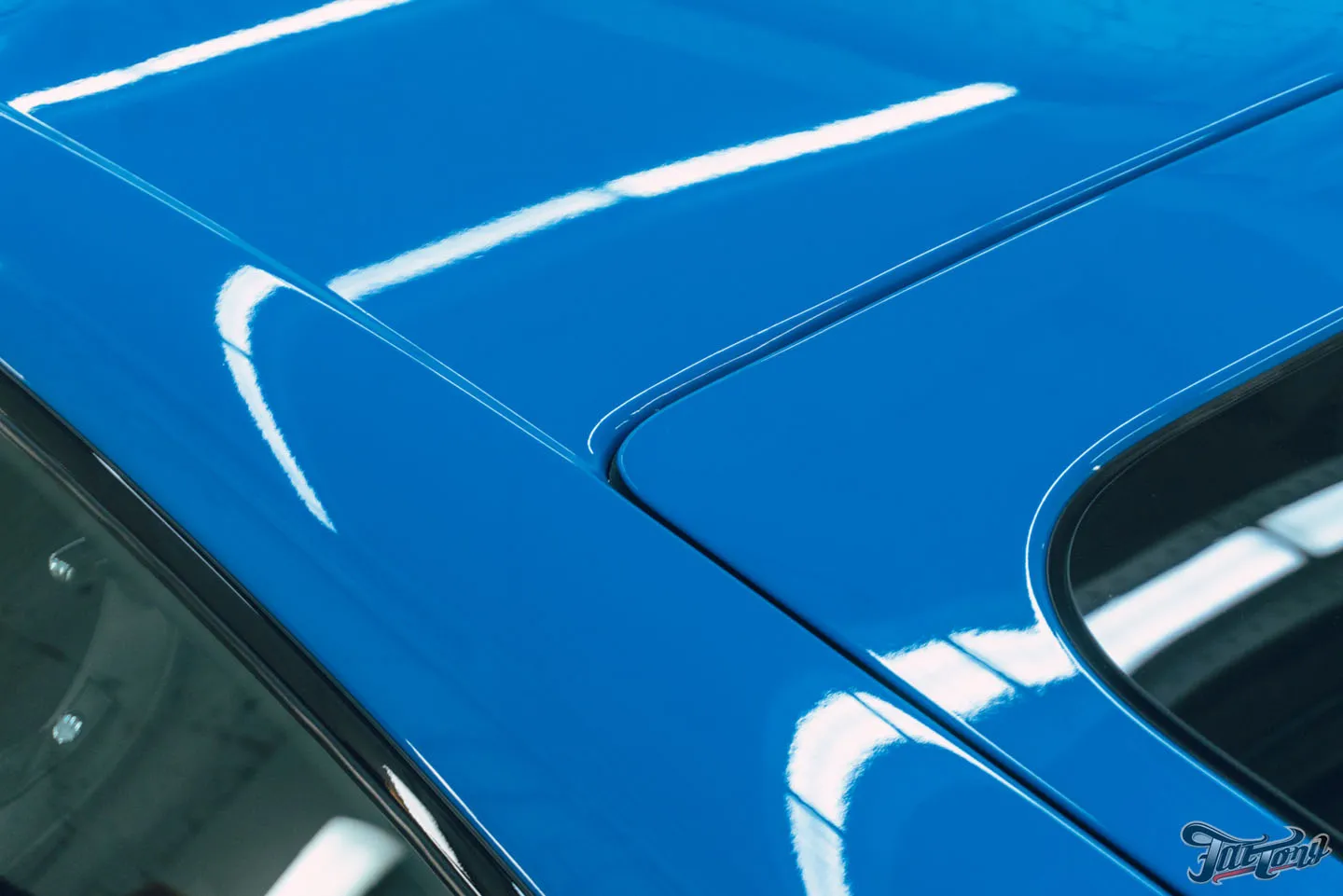 Оклеили заднюю часть Jaguar XKR-S полиуретаном, покрыли пленку керамикой, отполировали глянец в салоне